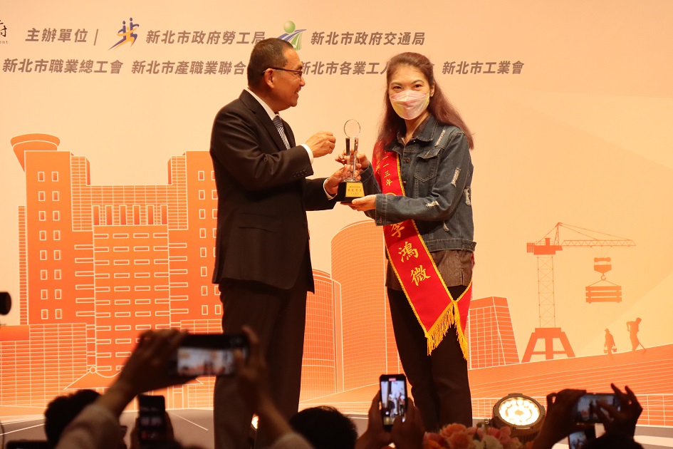 Celebrating Labor Day, Mayor Hou Yu-yi of New Taipei City commends 247 exemplary workers and outstanding drivers.[New Taipei City News] 