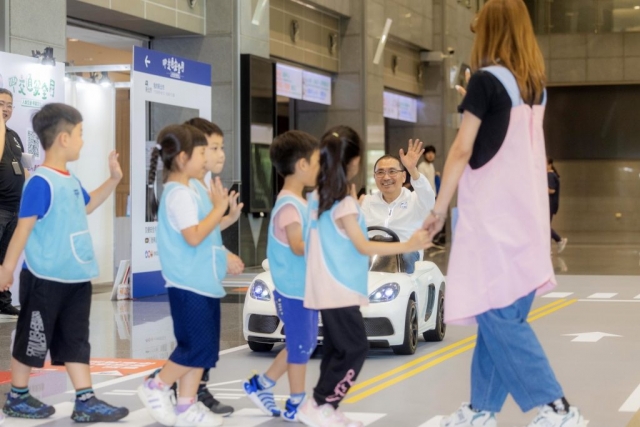 侯友宜親自駕駛電動體驗車示範停讓行人方式