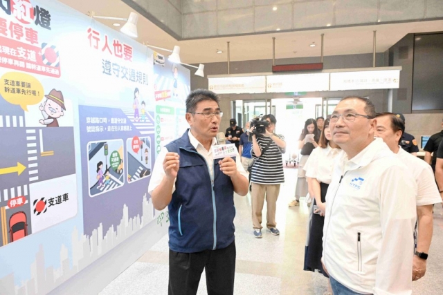 監理所路老師示範講解道路安全觀念