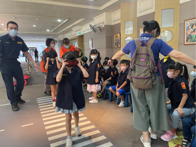 警察局於「新板村派出所」活動中，向學童、家長及民眾宣導，透過酒駕模擬眼鏡模擬酒後之視覺反應，加深民眾印象。