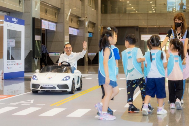 新北市府9月辦理「停讓文化2.0展覽活動」設置互動體驗區和道安資訊區，讓市民可以親身參與學習道安知識。