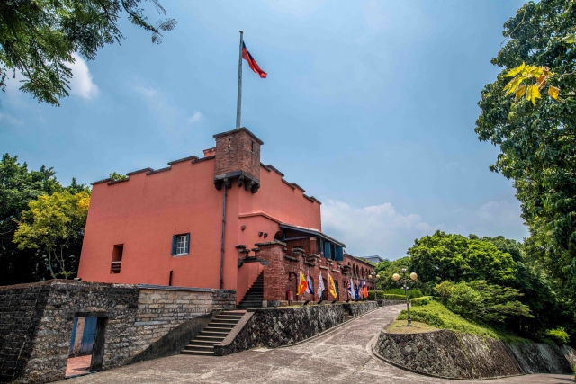 淡水紅毛城以經典的紅磚堡壘建築矗立於淡水港口，是影視作品熱門拍攝地。