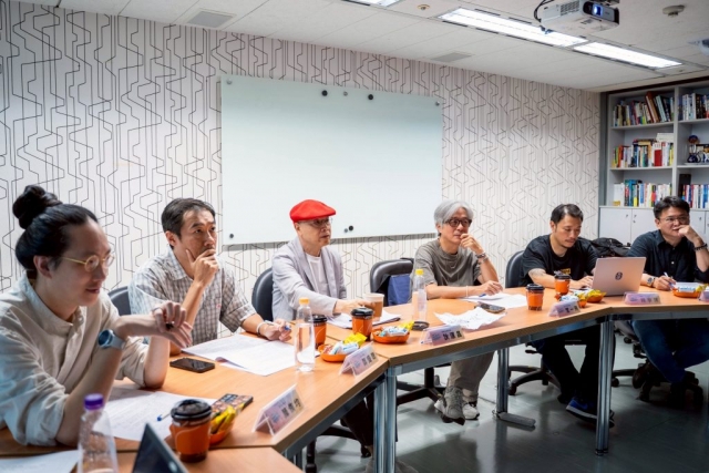 廣告公司評審仔細聆聽參賽同學創意提案