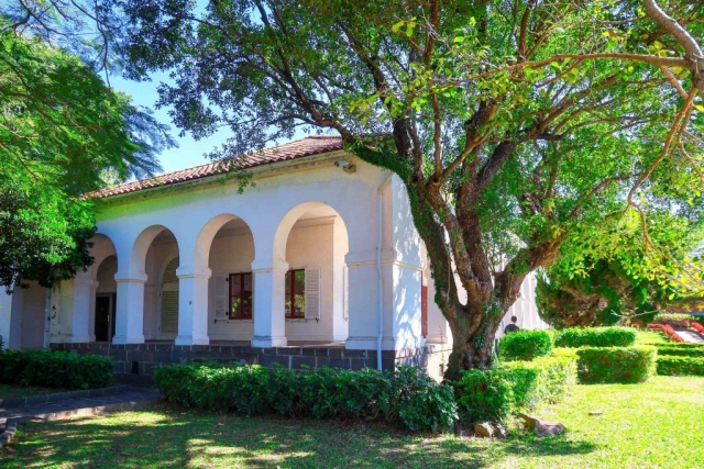 淡水小白宮逾百年歷史的西班牙白堊迴廊式建築，是影集《國際橋牌社》與電影《不能說的．秘密》的拍攝場景。