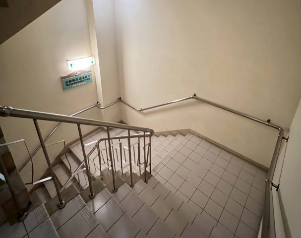 逃生通道、AED設置及維護皆為電影院稽查重點之一，為民眾觀影安全把關。（1）