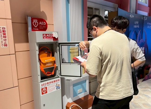 逃生通道、AED設置及維護皆為電影院稽查重點之一，為民眾觀影安全把關。（2）