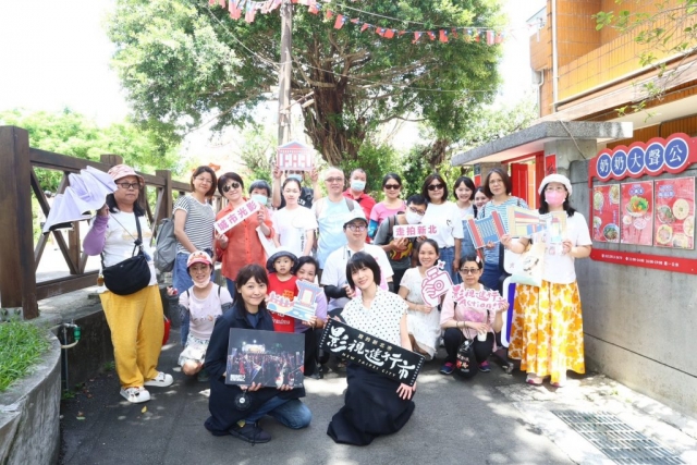 金獎小旅行由專業影評人雀雀帶路並深度導覽，金鐘獎演員連俞涵也驚喜現身，與民眾互動分享影視拍攝經歷。