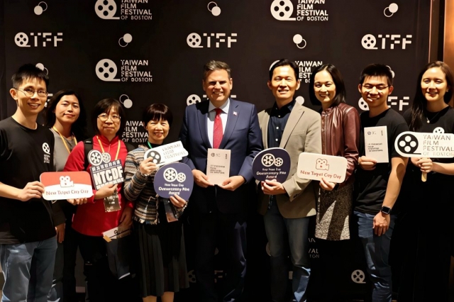 新北市政府新聞局謝麗蘭副局長（左4)、駐波士頓辦事處廖朝宏處長伉儷(右3、4)、莫爾登市Gary Christenson市長（中）共同與會參與2025波士頓台灣影展。