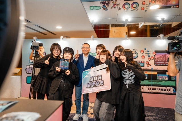 侯友宜與參賽學生樂玩拍貼機合影留念。