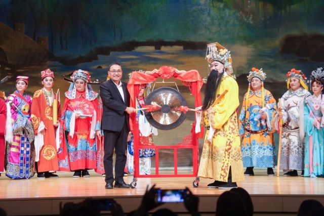 新北府會獻藝《半幅圍裙》，以傳統戲曲向長者致敬，展現府會同心、敬老傳情的溫暖力量。