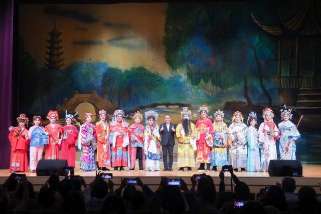 114年新北市敬老獻藝歌仔戲，議長蔣根煌率多位議員，副市長朱惕之率局處首長粉墨登場。