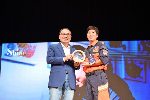 侯友宜指出，今年入選的10位影響力人物在音樂、教育、藝術、環保、地方創生等領域發光發熱，不只照亮新北，更拓展到國際，每位都是新北之光。