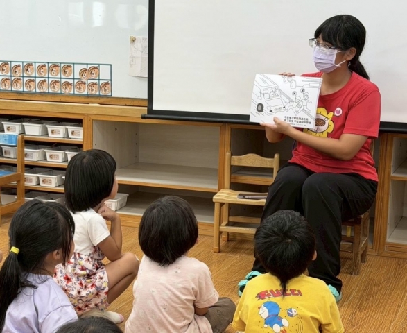 新北市政府向下扎根交通安全教育，將交通安全教材融入幼兒園教學，引導幼童建立正確的交通安全觀念。