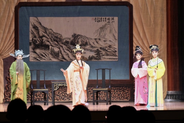 115年度「新北市敬老獻藝歌仔戲」，由市府局處首長及市議員同台演出全新戲碼《金殿抗婚》。