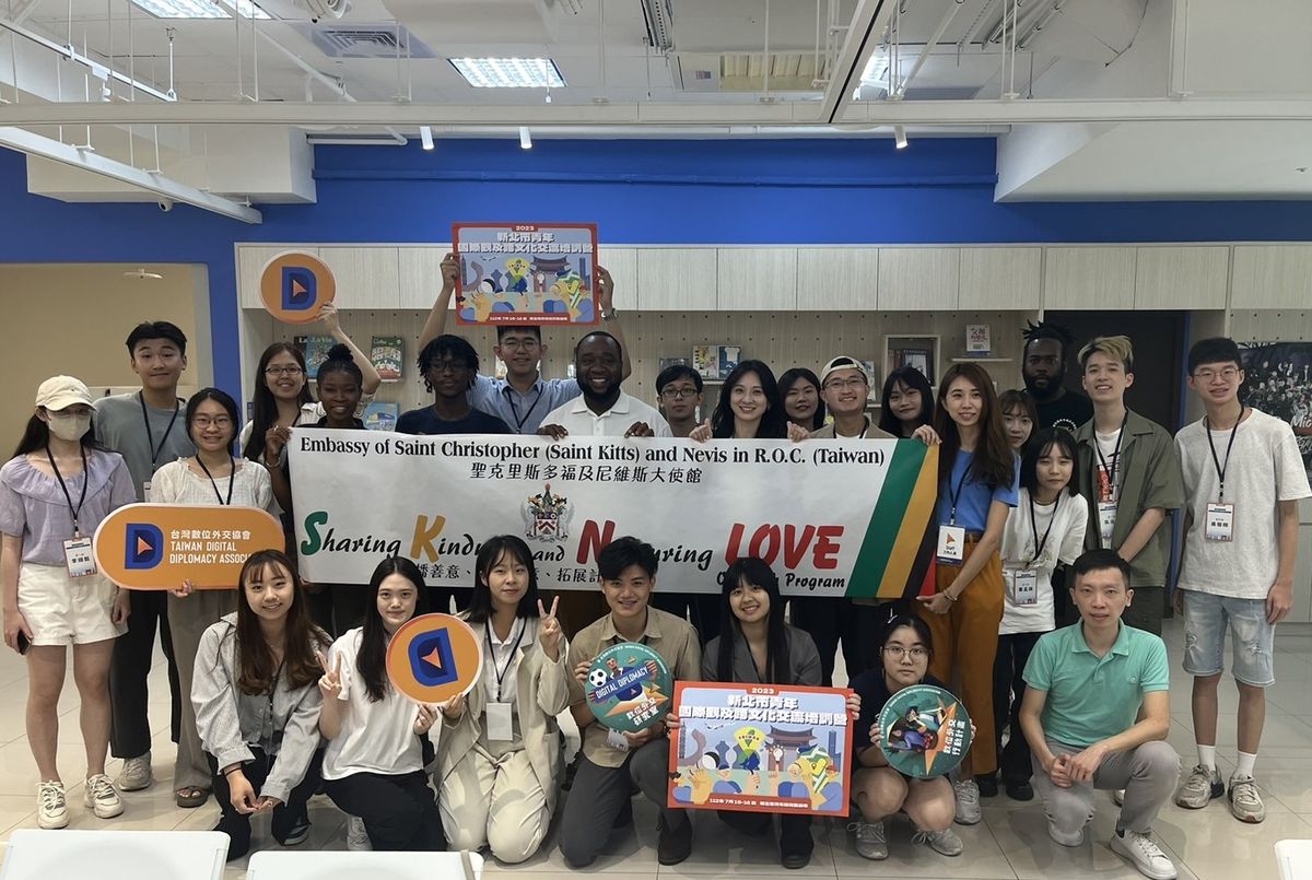 Attendees took a picture with Ambassador and the director.