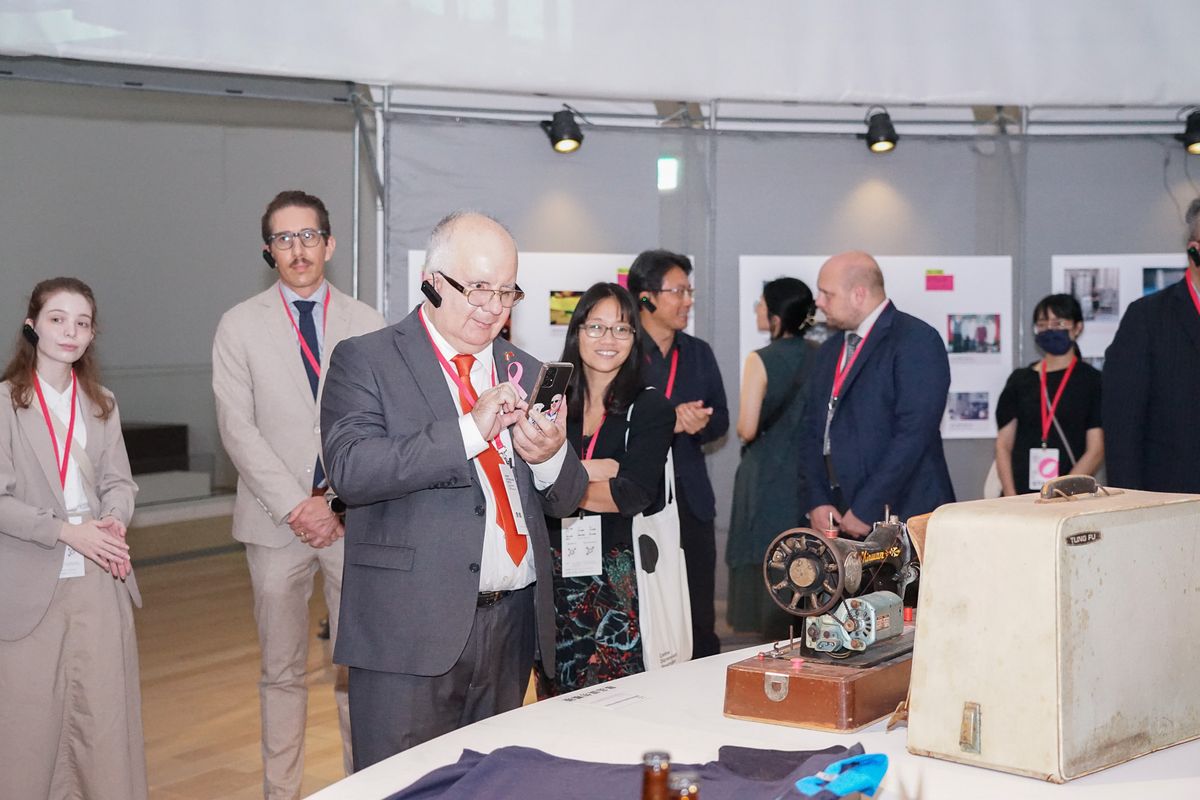 Ambassador Carlos José Fleitas Rodríguez (third from the left) took out his phone to take a picture of the sewing machine on display.