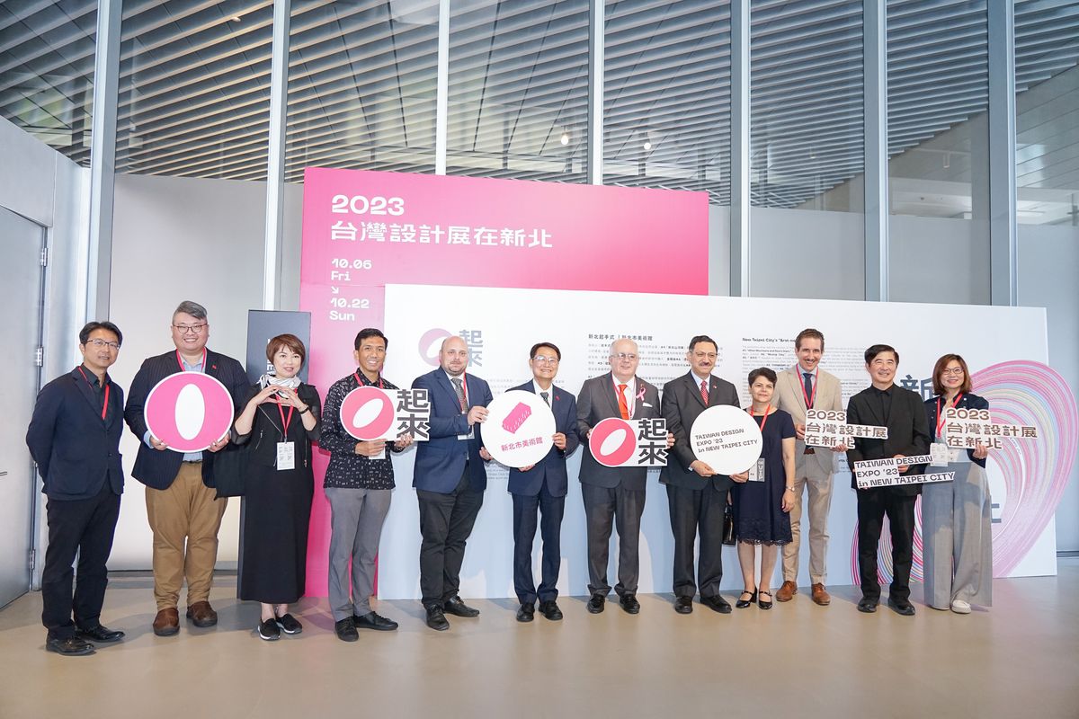 Chen, Chwen-Jing, Deputy Mayor of New Taipei City (sixth from the left) received ambassadors and diplomats from around the world visiting the Design Expo.