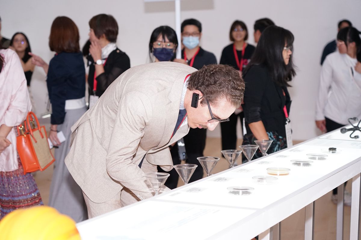 Stefan Hutter, Deputy Director of the Trade Office of Swiss Industries, carefully observed and smelled the sand, soil, and minerals collected from New Taipei City.