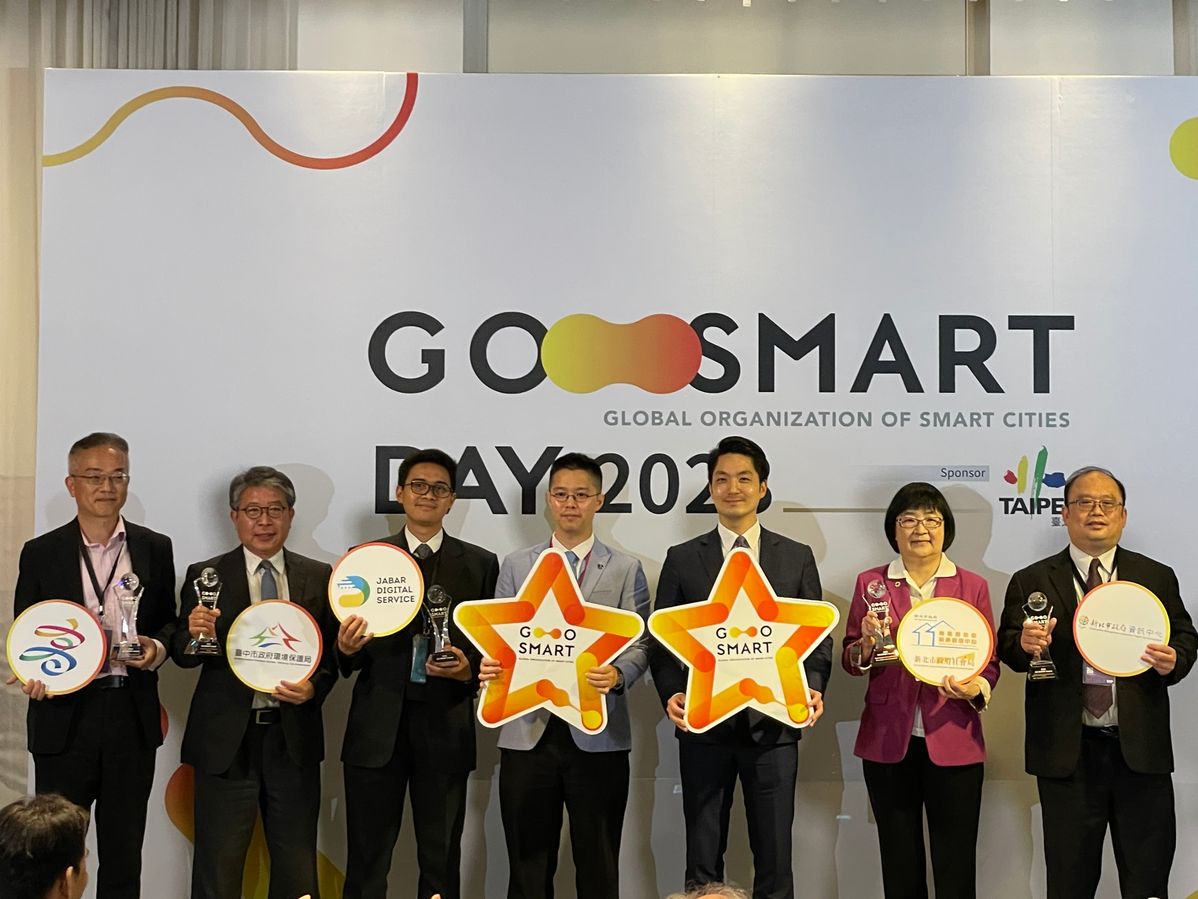 Mayor of Taipei City Government, Chiangmai Wan-An, Director of the Department of Information Technology, Taipei City Government Zhao Shillong and five GO SMART winners